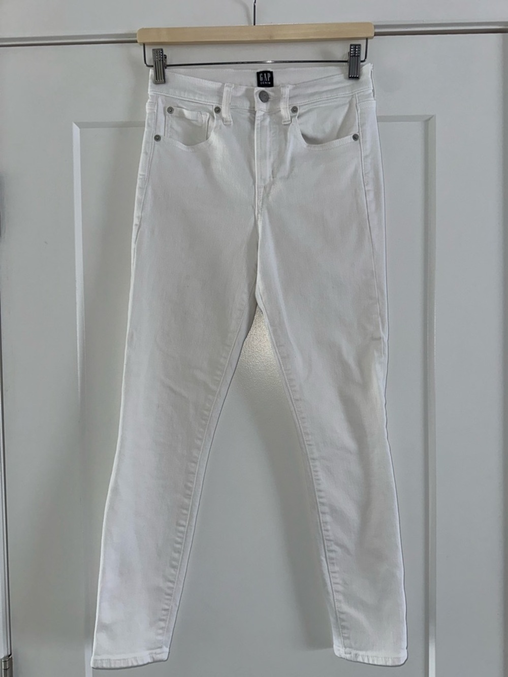 GAP True Skinny High Rise White Denim Jeans - Size 2 / 26R